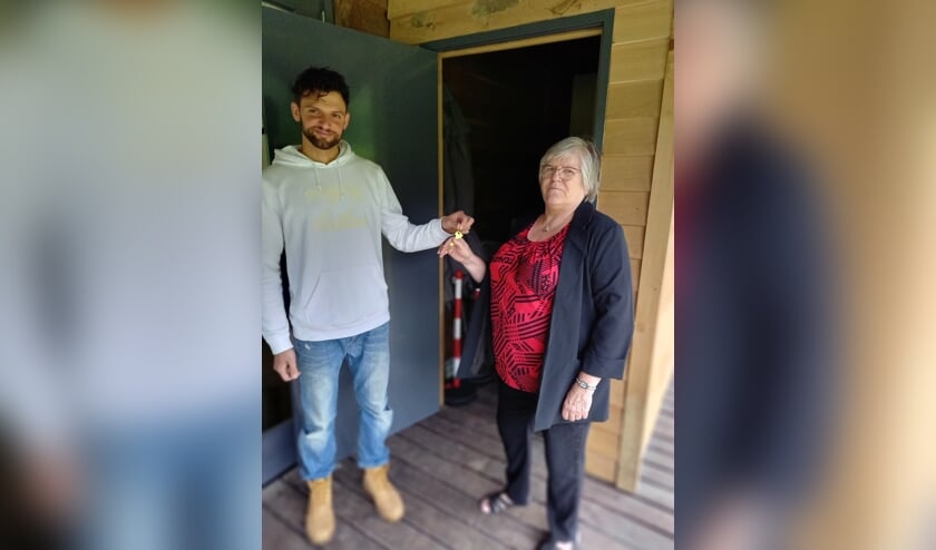 Ioannis overhandigt de sleutel aan Dimphy Caspers, die samen met Annemarie Westerbeek de leiding heeft over het Sassennest.