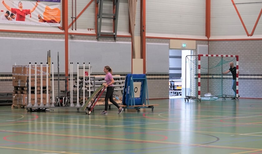 <p>Sportfondsen manager Ferdi Dreef en een medewerker zetten alle sportattributen in De Bloemerd weer op hun plek.</p>