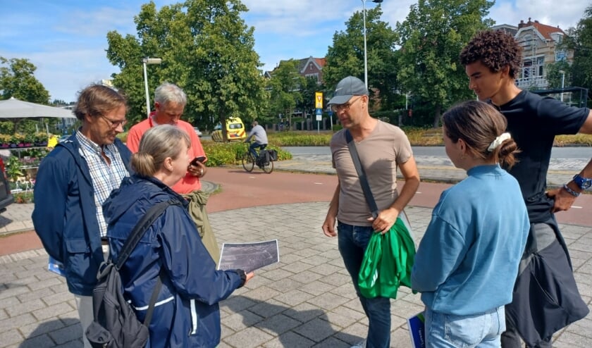<p>Ruurd Kok vertelt over het verborgen verleden. | Foto Cor de Jongh</p>