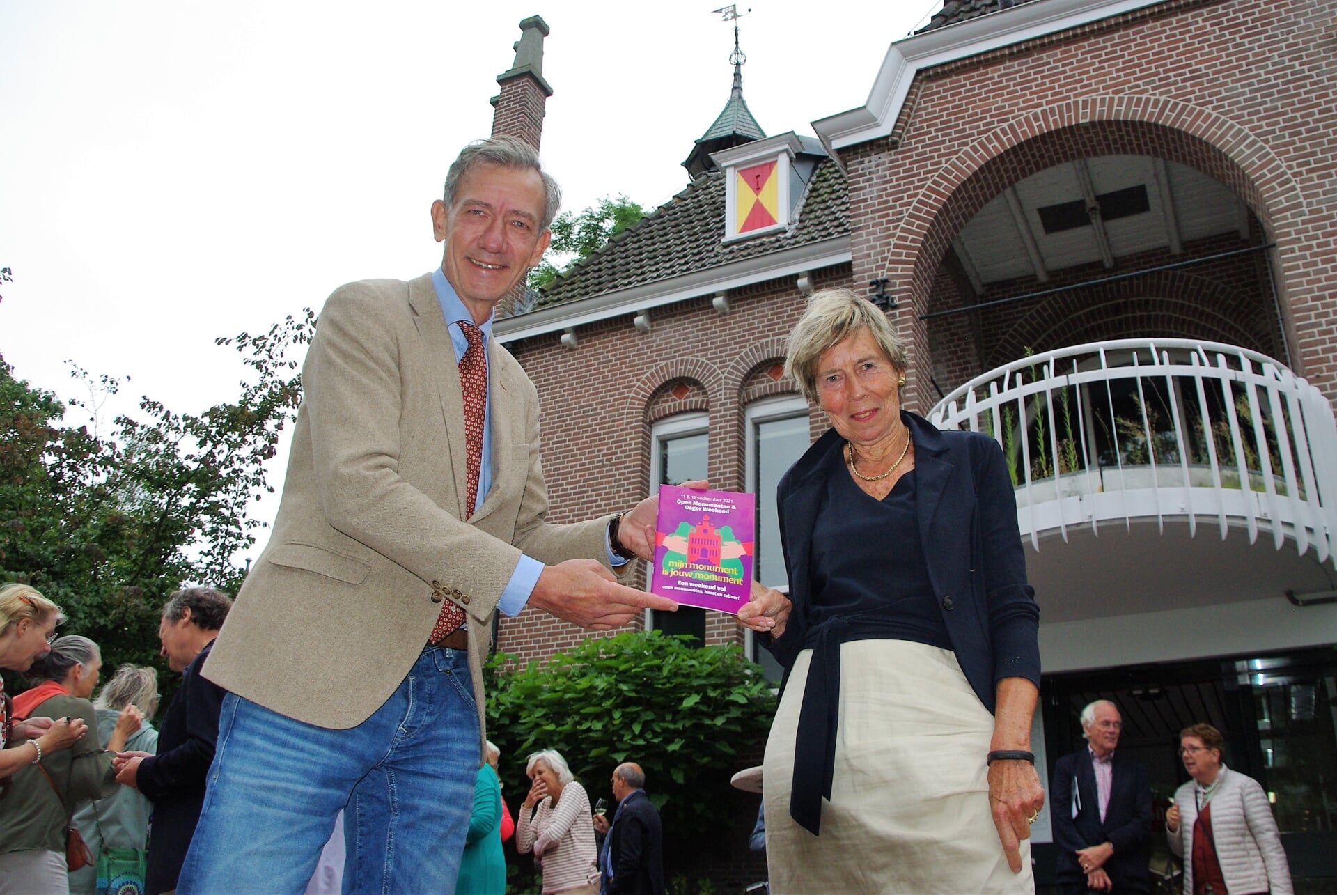 Wethouder Matthijs Huizing ontvangt het eerste OSGER-boekje van Lineke Hofdijk - Visser. |  
