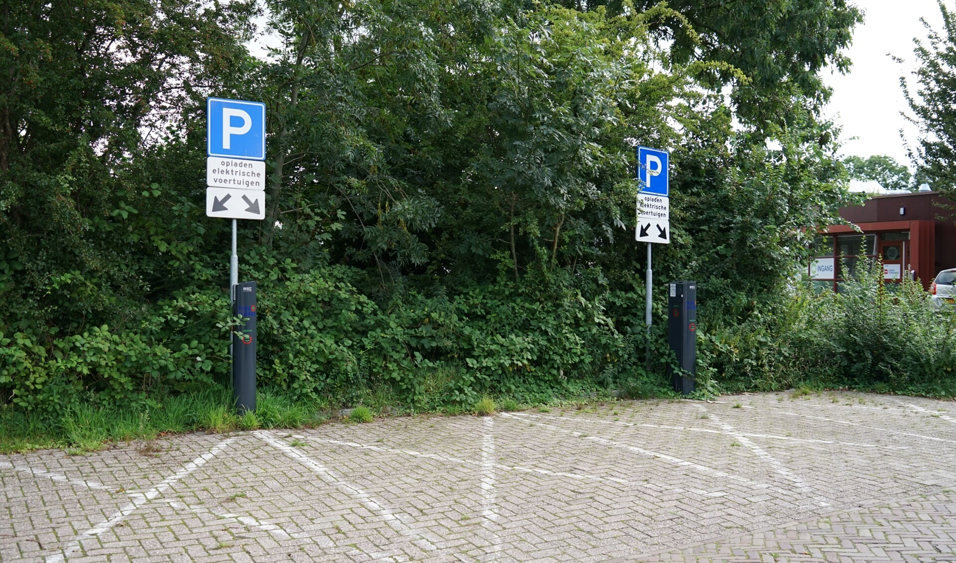 Ook op het parkeerterrein bij sporthal De Bloemerd staan enkele oplaadpalen voor elektrische auto's. | Foto: C.v.d.L.
