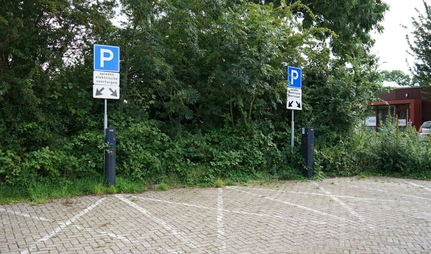 <p>Ook op het parkeerterrein bij sporthal De Bloemerd staan enkele oplaadpalen voor elektrische auto's. | Foto: C.v.d.L.</p>