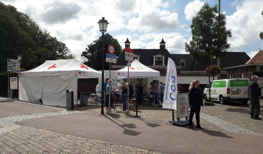 <p>De prikbus op de Gemeentehaven in Warmond</p>