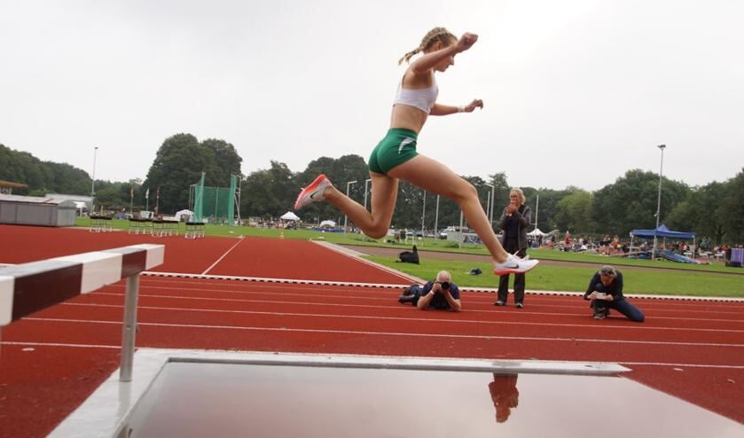 <p>De Hillegomse Suus Altorf tijdens de 2000 meter steeple chase die ze won, evenals de 800 meter. | Foto: pr </p>