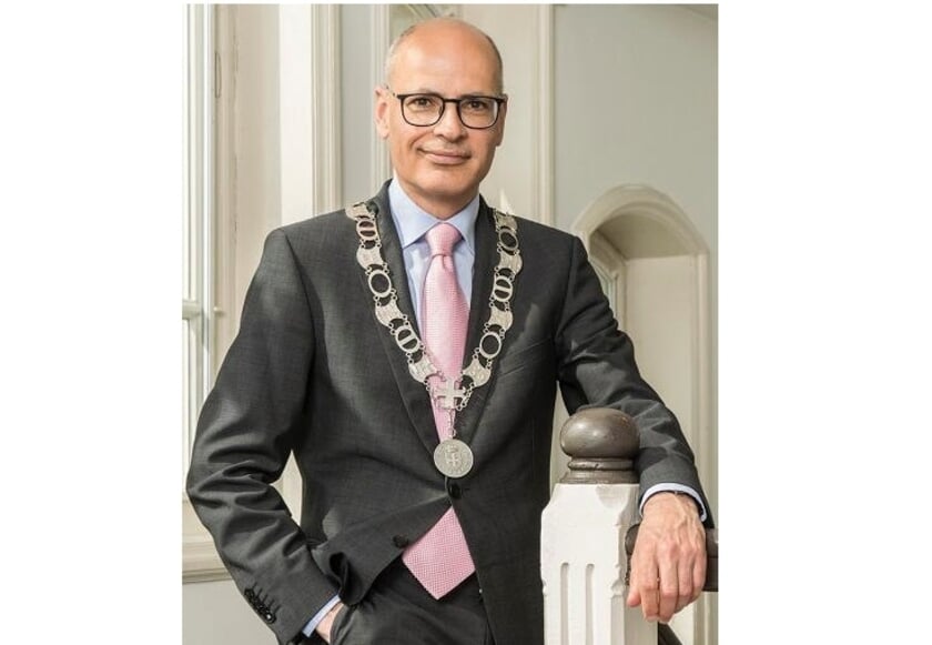 <p>De Oegstgeester burgemeester Emile Jaensch is &eacute;&eacute;n van de achttien ondertekenaars van de brandbrief aan premier Rutte en het kabinet</p>  