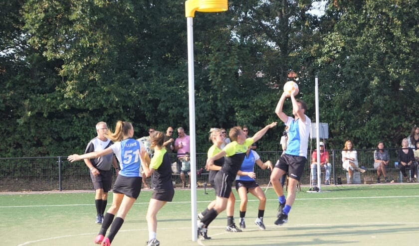 Sebastiaan Mud legt aan voor een score van Fluks.