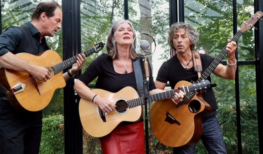 <p>Lenny Kuhr samen met Reinier Voet en Mischa Kool.</p>