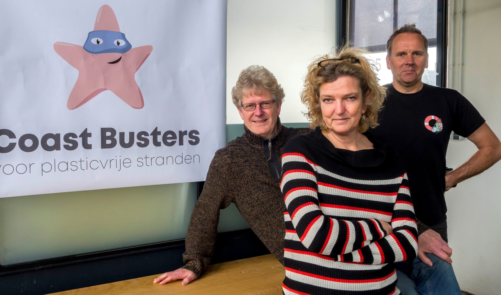 Louis van Schie (links), Claar-Els van Delft en Daniël Siepman van Stichting Coast Busters. | Foto: pr