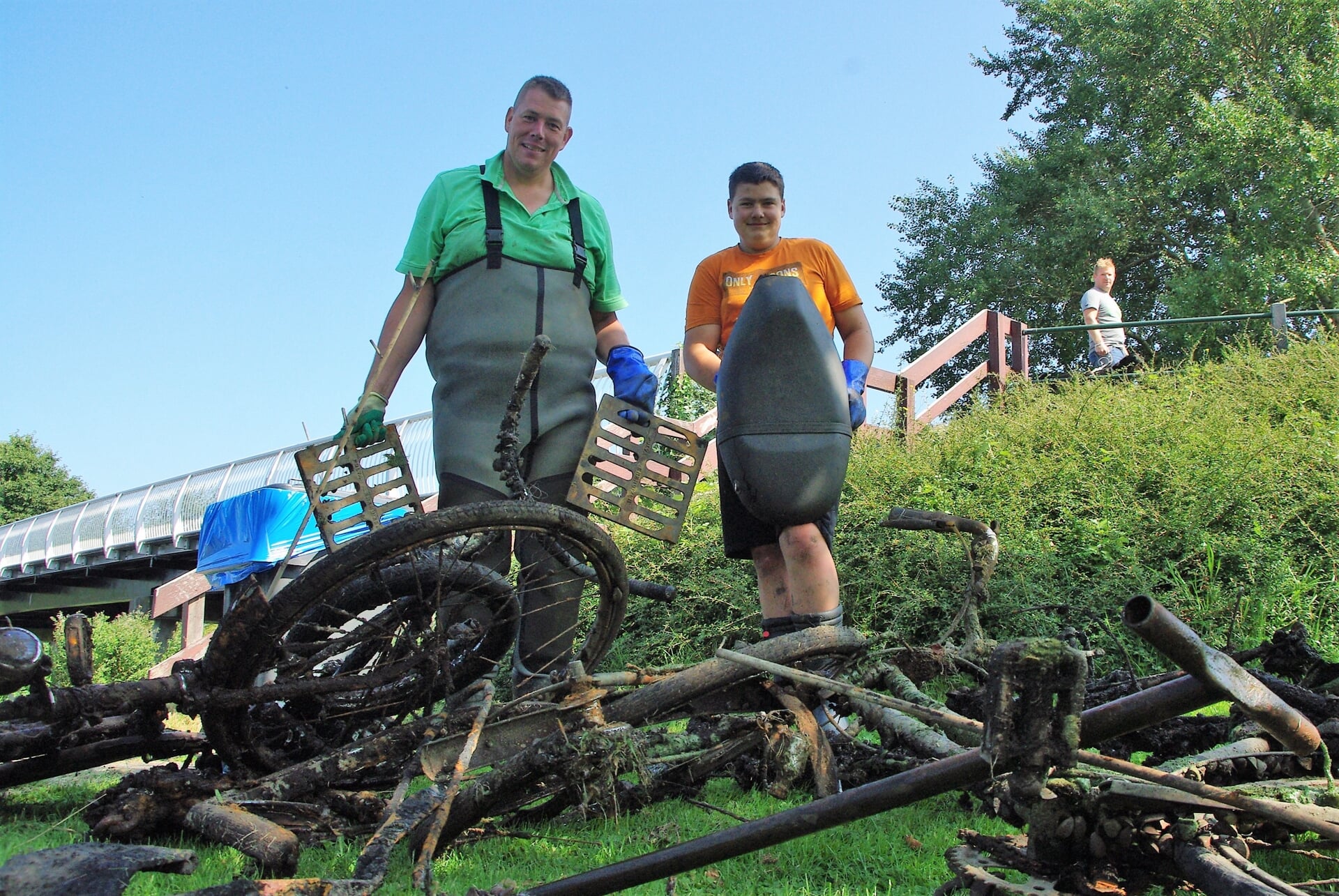 Tim en Mees bij hun oogst. |