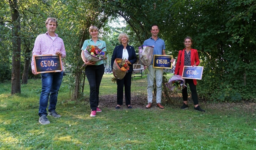 <p>V.l.n.r. Coen Franken en Mariska Verhulst van Bij Mei, voorzitter Laila Driessen, Gerard Mul van Boerderij Boterhuys en Vicky van der Krogt van Buitenplaats Molenwei. </p>