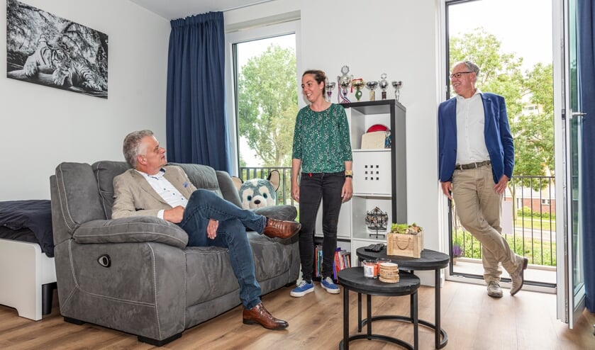<p>V.l.n.r. Daan Binnendijk, een begeleidster van De Haardstee, en Chrétien Mommers in één van de 12 studio’s. | Foto: Buro JP</p>