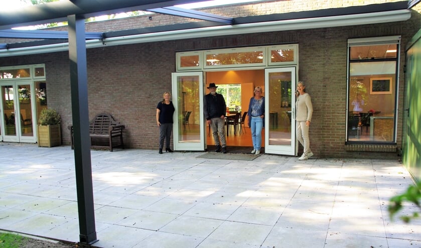 <p>Fieke Sjoukes (personeel), Aad den Heijer (bouwzaken), Dieneke van Os (penningmeester) en Marianne Smit (secretaris) vol trots voor het volledig vernieuwde Willibrords Erf. Niet op de foto: voorzitter Maurice van den Heuvel, die ook tevreden op het hele traject terugkijkt. |</p>