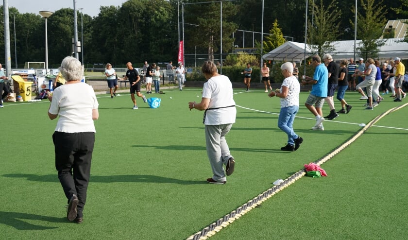 <p>Een balansoefening tijdens de gezamenlijke warming-up onder leiding van fysiotherapeut Maarten de Fockert. </p>