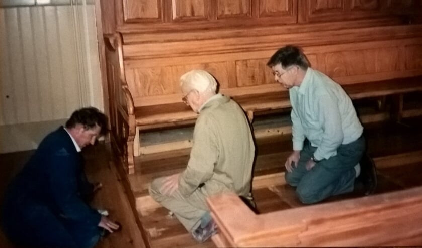 <p>Na de brand in de consistorie van de Hoofdstraatkerk namen gemeenteleden zelf ook veel herstelwerkzaamheden ter hand. V.l.n.r.: dhr. P. Wendt, S. Bij de Vaate en H. van Voorst aan het werk.</p>