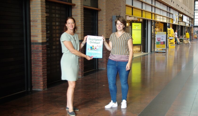 <p> Ivonne Janka en Sietske Steenbergen voor de pop-up-winkel van Oegstgeest Ontmoet. | Foto Willemien Timmers</p>