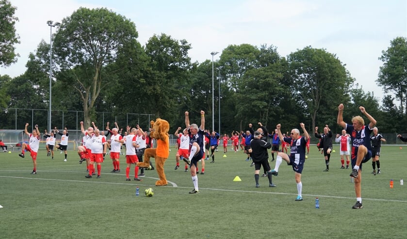 <p>De gezamenlijke warming-up met midden tussen de OldStars de KiKabeer. </p>