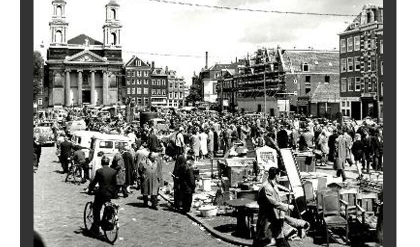 <p>De lezing wordt opgeluisterd met lichtbeelden.</p>