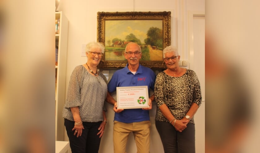 <p>De cheque werd door vrijwilligers van de Kringloop overhandigd aan de penningmeester van HKV. </p>