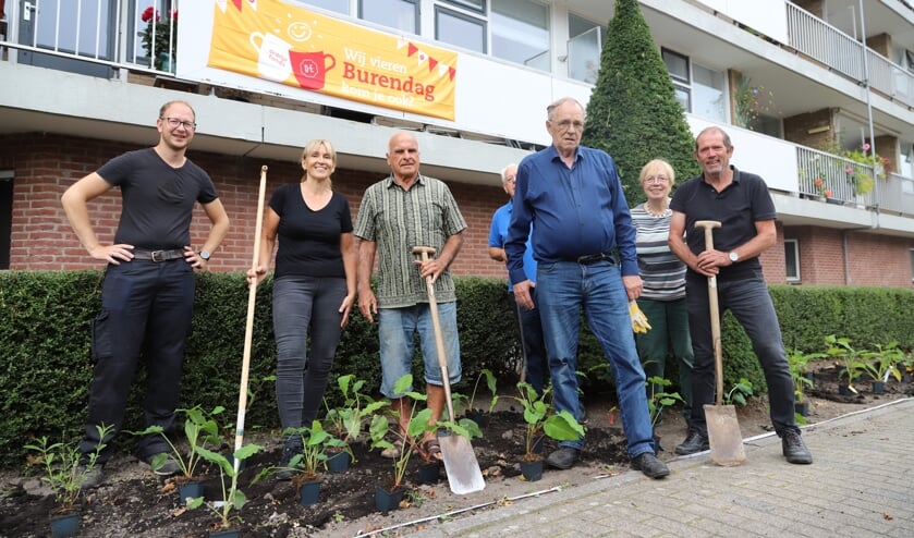 <p>Christa van Beek (2e van links) knapt samen met een aantal buren de perkjes rond hun flatgebouw op. </p>