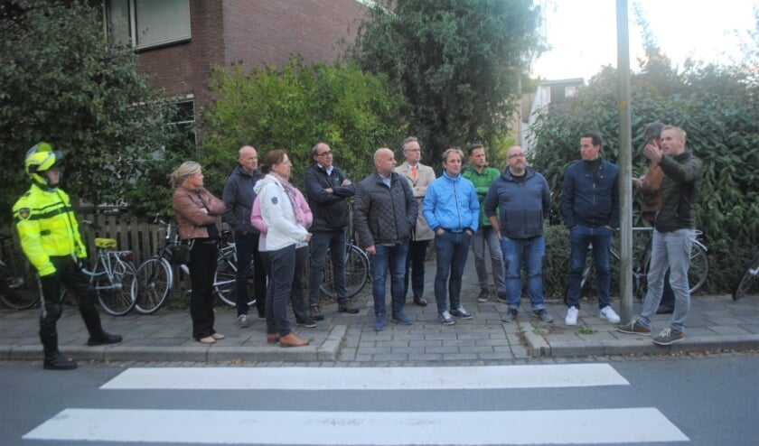 <p>De raadsleden bij een zebra in de Voorhoflaan die, zo krijgen ze te horen, te dicht bij een bocht ligt.</p>