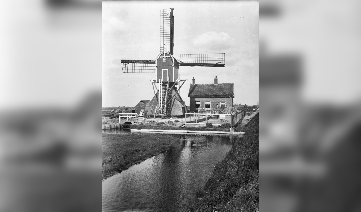 De fietstocht leidt langs de Munnikkenmolen die nu in de Munnikkenpolder staat. Op deze foto uit 1953 is de molen nog op zijn oude plek te zien, langs de Dwarswatering. 