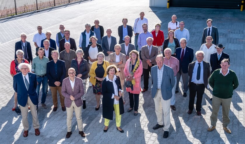 <p>Voorafgaand aan de bedrijfsbezoeken gingen de oud-raadsleden, -wethouders en -burgemeesters op de foto. | </p>