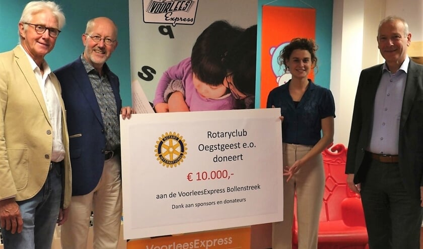 <p><br>V.l.n.r.: Wim Dam, voorzitter Rotaryclub Oegstgeest e.o. in 2020-2021, Harry Theuns, voorzitter van de dicteecommissie van diezelfde Rotaryclub, Mijs Besseling, de nieuwe projectleider van de VoorleesExpress Bollenstreek en Hans Portengen, directeur bibliotheken Bollenstreek.</p>