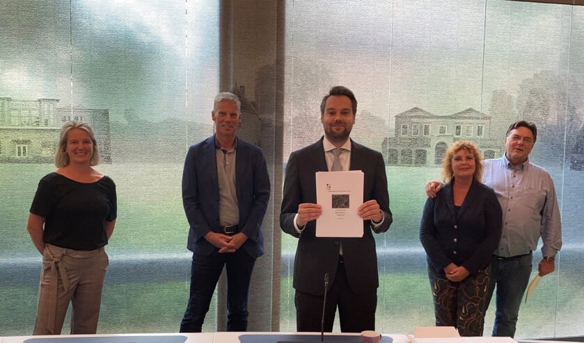 De intentieovereenkomst voor de Schoolstraat 5-11 werd dinsdag getekend. Op de foto staan van links naar rechts: Ilja van Luling en Martin Bosscher van MEER Vastgoed B.V., wethouder Jeffrey van Haaster en Teun en Jacqueline Oosthoek van De Gewoonste Zaak.
