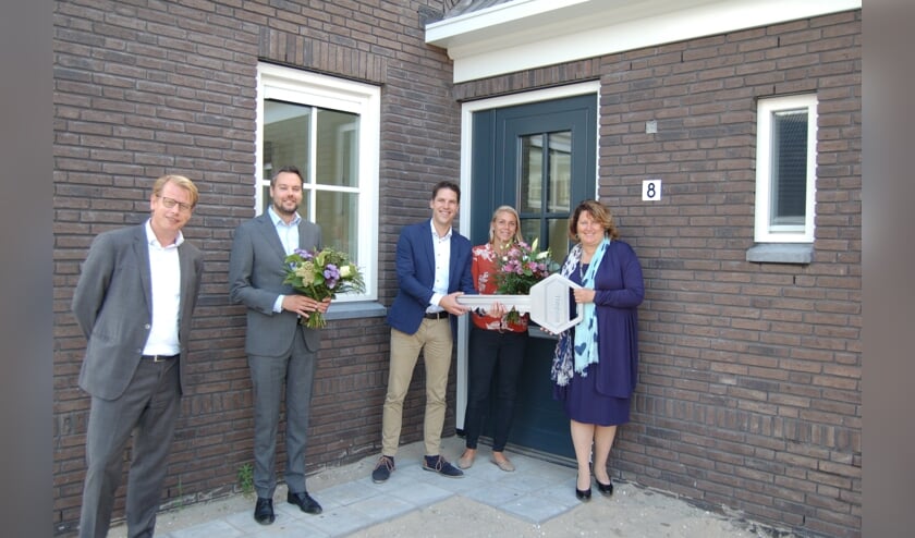 De symbolische overdracht van de sleutel aan een van de kopers gebeurde op 16 september.