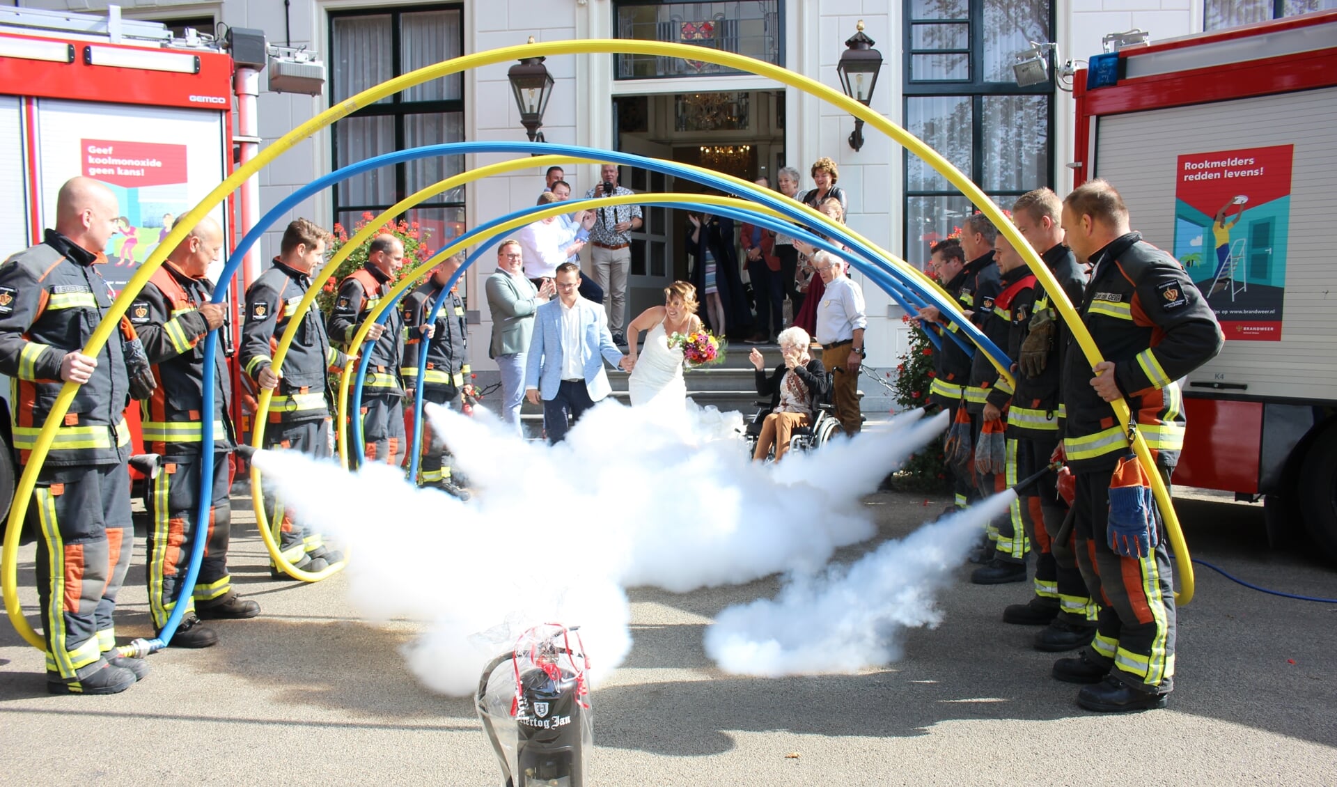 Het bruidspaar wordt met 'witte rook' verwelkomt. | Foto en tekst: AC.