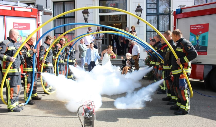 <p>Het bruidspaar wordt met 'witte rook' verwelkomt. | Foto en tekst: AC.</p>