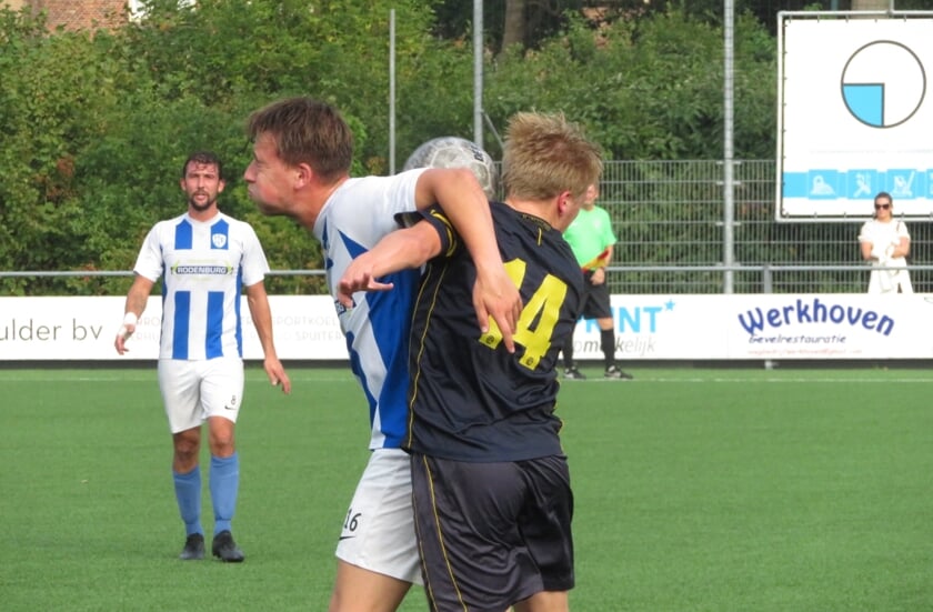 <p>Niels Lichtenbeld (14) in duel met Dorus Boddeke (16) van TAVV.</p>