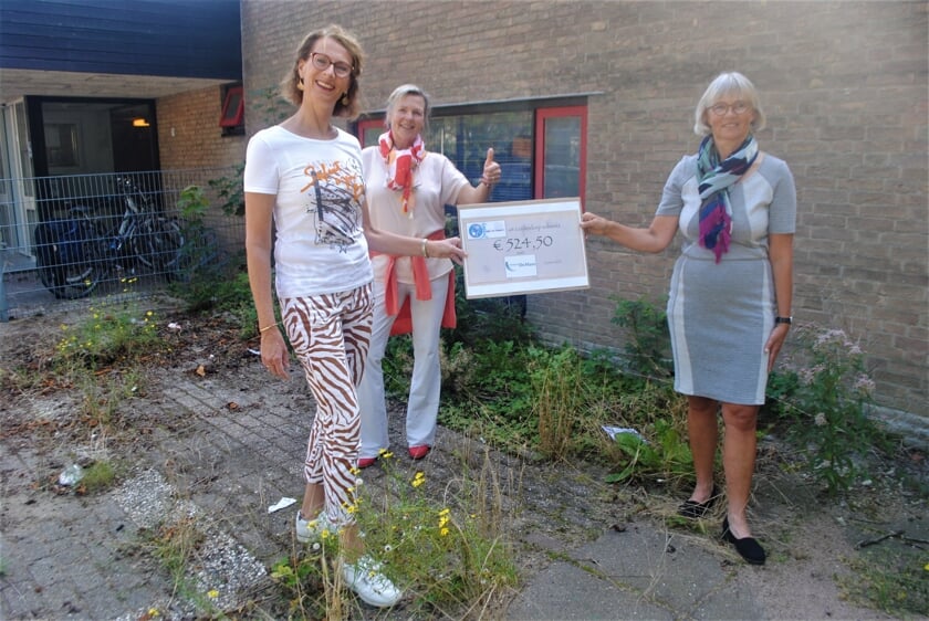<p>V.l.n.r. Stefanie de Koning, Louise Drabbe en Nelly van der Does.</p>