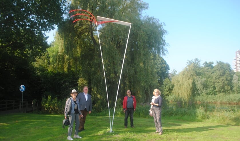 <p>V.l.n.r. Fredy E. Wubben (kunstenaar), Rik van Woudenberg (wethouder), Nurmohamed Twahied (beleidsmedewerker cultuur) en Harriët Macdaniel onthullen ‘Ode aan de Muziek’.</p>