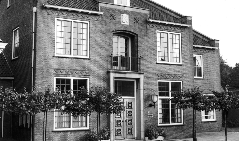 <p>De ingang van het vernieuwde gemeentehuis aan de Herenstraat in 1955. | Foto: pr.</p>