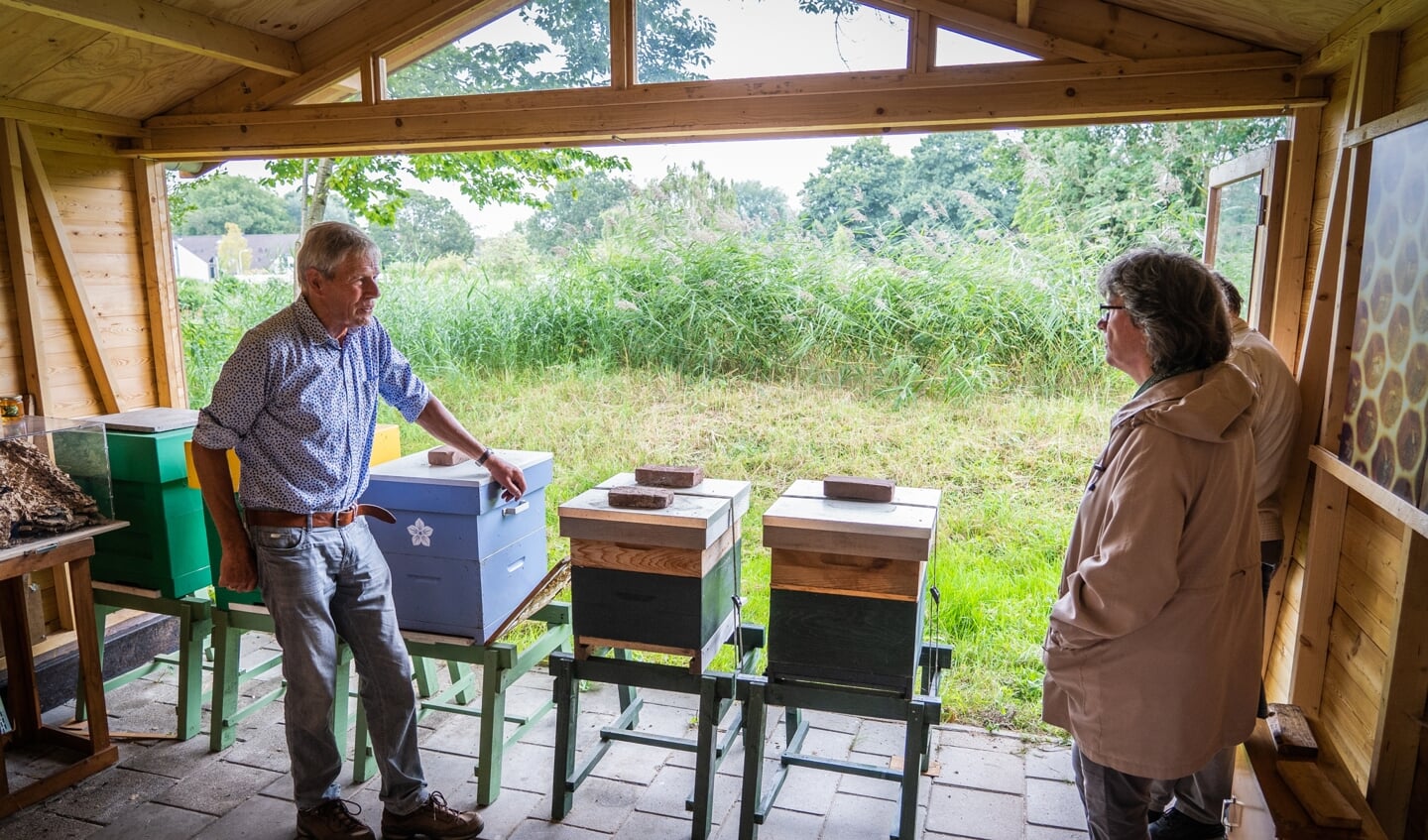 Uitleg over de bijenkasten en bijenvolken.