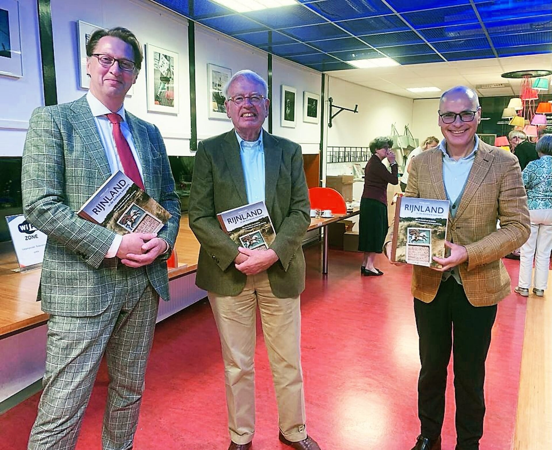 Links naast de auteur dijkgraaf Van der Sande. Rechts burgemeester Jaensch.