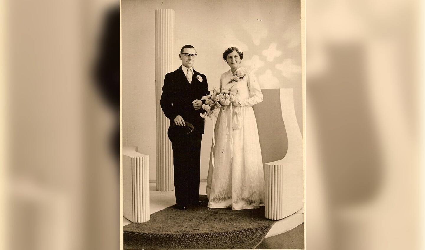 Ton en Nel Buikstra-Hoogervorst op hun trouwdag, 29 augustus 1956.  