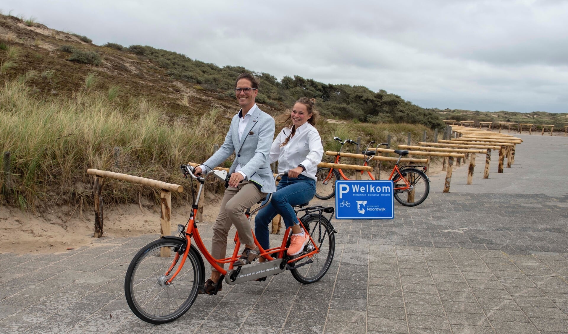 Wethouder Roberto ter Hark fietst Maud van Paridon achterop.