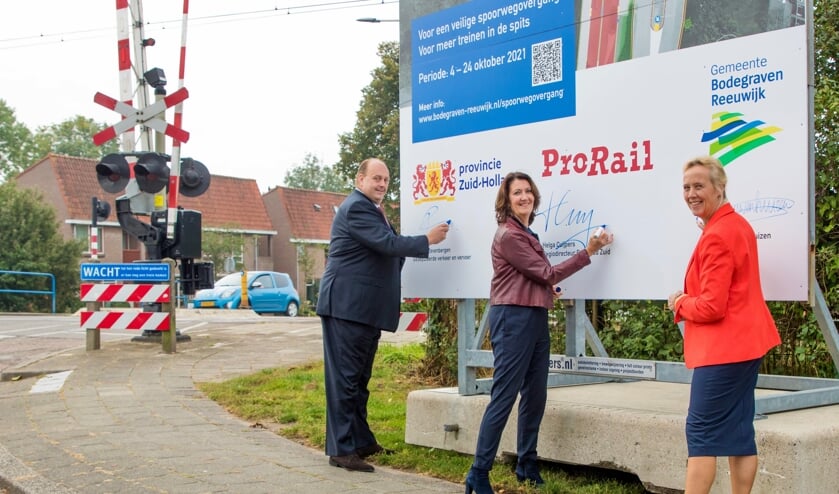 Met het zetten van een handtekening op een bouwbord bekrachtigden gedeputeerde Frederik Zevenbergen, wethouder Inge Nieuwenhuizen van Bodegraven-Reeuwijk en ProRail regiodirecteur Helga Cuijpers op vrijdag 24 september 2021 de samenwerking.
