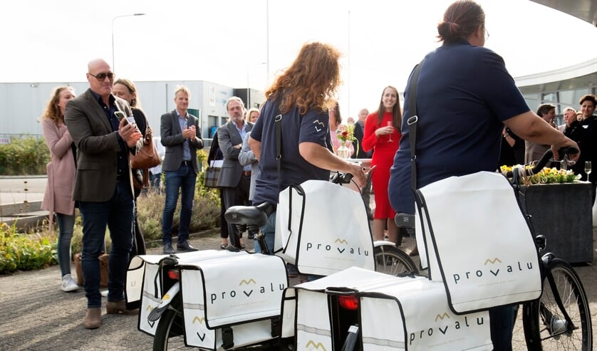 Ook de nieuwe fietstassen voor de postbezorgers werden trots geshowd.