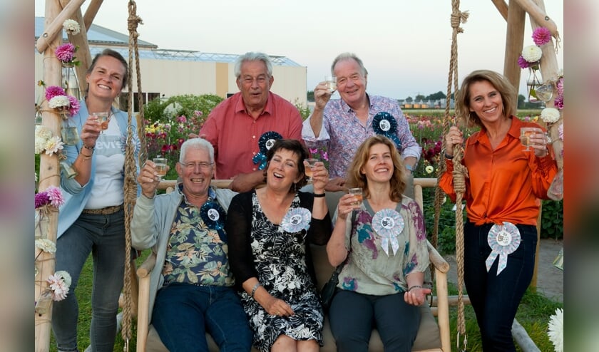 <p>Een jubilarissen toosten op nog vele mooie jaren op het toneel. | Foto: pr./Danielle van der Spek</p>