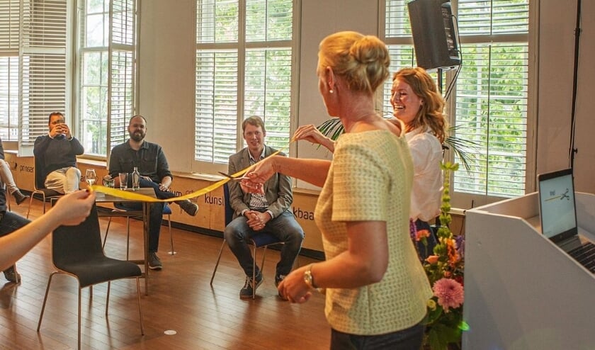 Met het symbolisch doorknippen van het openingslint worden de websites officieel gelanceerd.