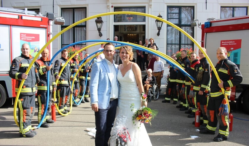 <p>Frank en Joyce worden voor het bordes door de brandweercollega´s van Frank opgewacht. | Foto en tekst: AC</p>