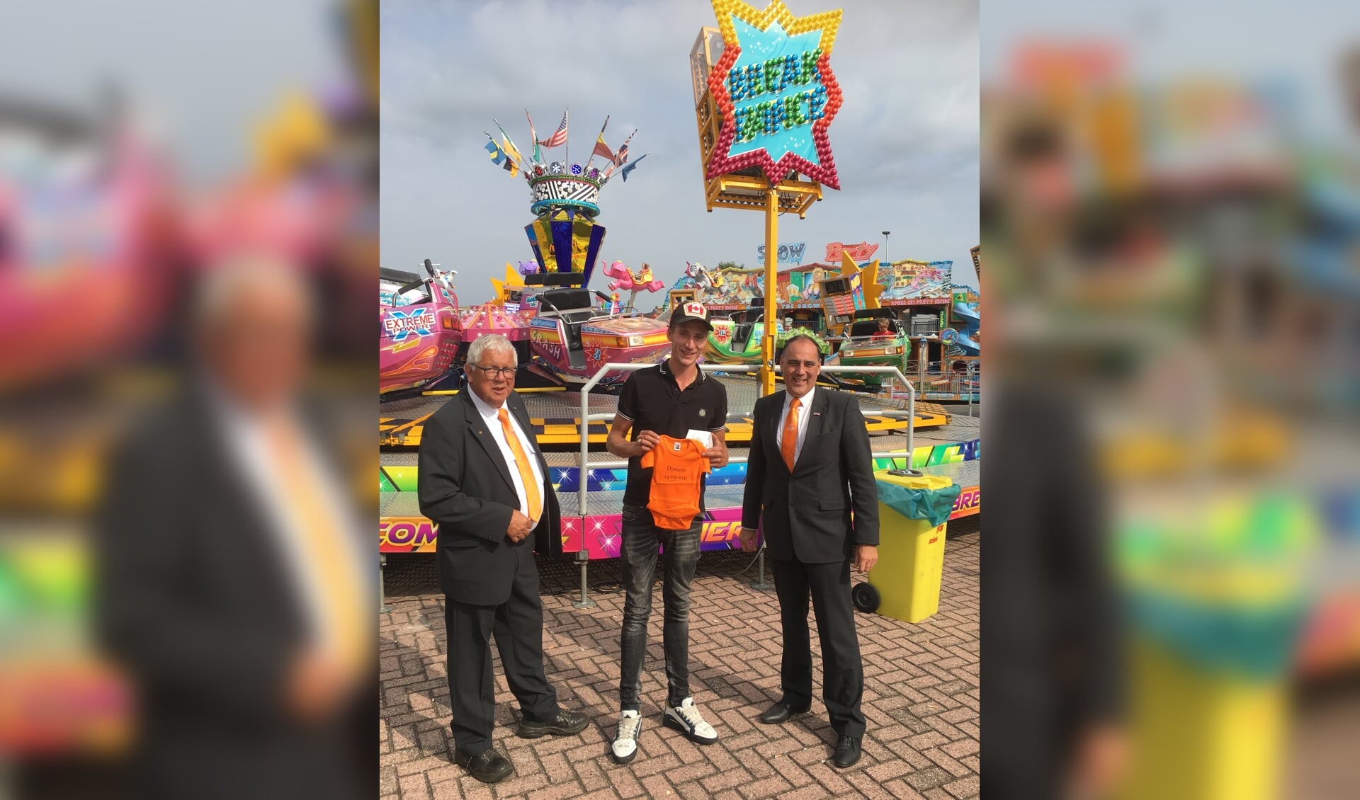 Van links naar rechts: Willem Vink, de trotse vader Marc Leek en Ton Wolvers. | Foto en tekst met dank aan de Oranjevereniging Voorhout.