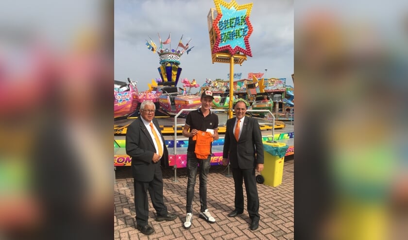 <p>Van links naar rechts: Willem Vink, de trotse vader Marc Leek en Ton Wolvers. | Foto en tekst met dank aan de Oranjevereniging Voorhout.</p>