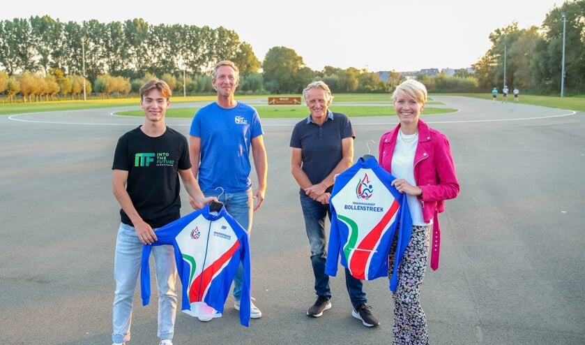 <p>Yves Vergeer en Iris Butter presenteren het nieuwe clubjack, achter staan vice-voorzitter Michiel Veenstra en voorzitter Philip van der Post. | Foto: pr./AV</p>