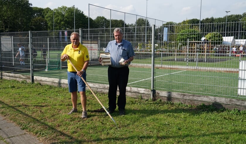 <p>Koos Koster (links) en Aad Rijntalder op een strookje snippergroen dat volgend voorjaar veranderd moet zijn in een bloemenzee. | Foto: C. v.d. Laan</p>