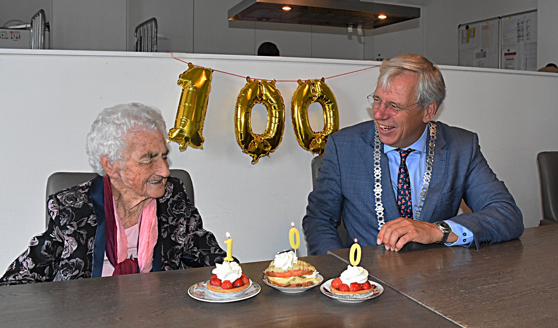 Burgemeester Visser ging langs bij Gré van Rijn om haar met haar honderdste verjaardag te feliciteren. | Foto: PvK