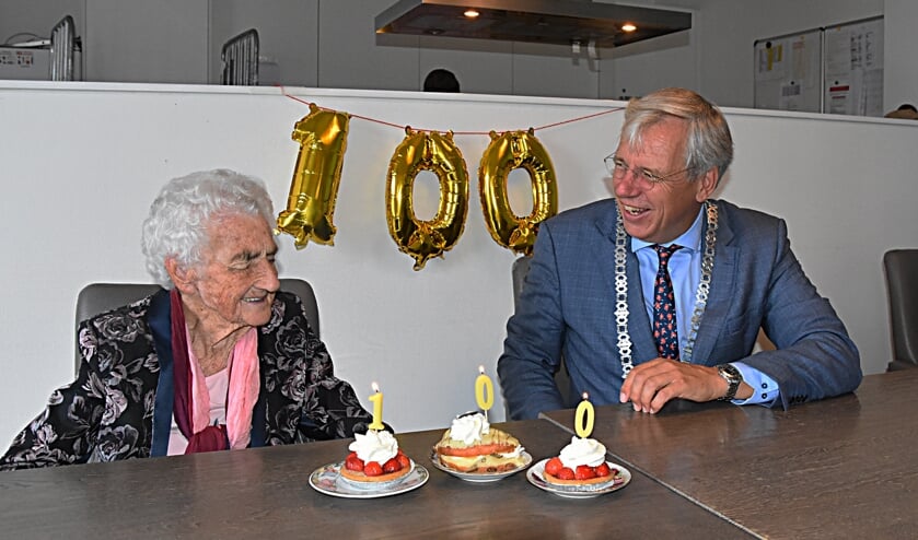 <p>Burgemeester Visser ging langs bij Gré van Rijn om haar met haar honderdste verjaardag te feliciteren. | Foto: PvK</p>